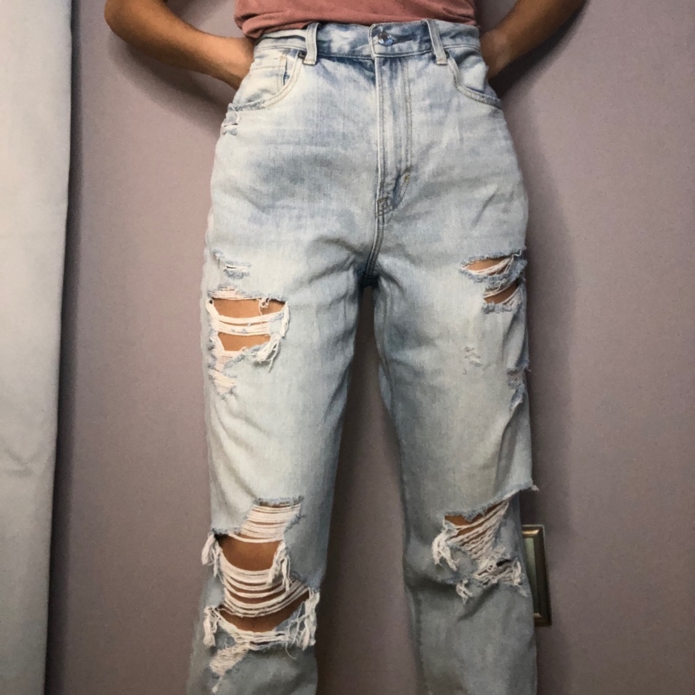Light wash ripped American Eagle mom jeans